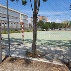 El forat que hi ha des de fa setmanes a la tanca de la pista esportiva del campus de Cappont.