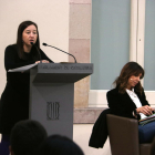 La periodista Sara González, durante el acto 'Ciberassetjament a les dones periodistes: una forma de violència creixent',  al lado de Cristina Puig
