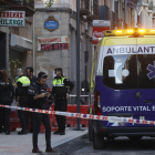 Ertzaintza i Policia Municipal inspeccionen el bar del crim.