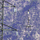 Un dron instalando uno de los elementos catadióptricos sobre la línea, en el municipio de Rialp, en el Pallars Sobirà.