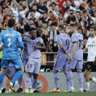 El delantero brasileño del Real Madrid Vinícius Júnior reacciona tras ser insultado durante el encuentro ante el Valencia.