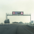 La niebla en la AP-2 obligó a rebajar ayer el límite de velocidad.