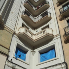 El exterior de un edificio en Lleida, afeado por los cables.