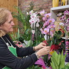 La presidenta del Gremi de Floristes de Lleida, Anna Balanyà, ultimant detalls d’alguns rams.