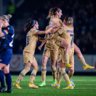 Mariona Caldentey és felicitada per les companyes després de marcar un gol des de mig camp.