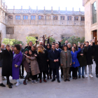 El President Pere Aragonès y la consellera de Cultura, Natàlia Garriga, con algunos de los Premis Gaudí, ayer en el Palau de la Generalitat.