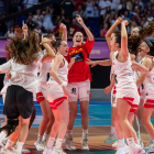 Les jugadores de la selecció que entrena Bernat Canut celebren el pas a la final.