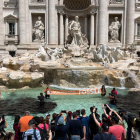 Activistas por el clima tiñen de negro la Fontana di Trevi de Roma