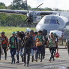Siguen buscando a los 4 niños desaparecidos después del accidente aéreo en Colombia