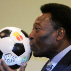 Pelé besa un balón, el objeto al que más amó.