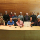 Alcaldes i presidents de cooperatives agràries i de comunitats de regants de les Garrigues Altes i la Ribera d'Ebre, mostren el manifest que han subscrit a la Granadella, contra de la "invasió" de grans projectes eòlics i solars.