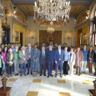 Foto de familia con todos los miembros del comité de ética de servicios sociales Lourdes Zanuy, ayer en el ayuntamiento. 
