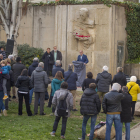 Un centenar de persones van participar ahir en l’homenatge a Màrius Torres als 80 anys de la seua mort.