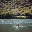 Un hombre navegando en un kayak ayer en Sant Llorenç de Montgai.