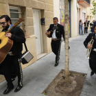Un grupo de mariachis llega a la sede de JxCat, con el encargo anónimo de tocar “La cucaracha”.