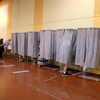 Membres de meses i votants de Mollerussa aproven el trasllat del dispositiu al Pavelló Firal: "Estem fresquets"