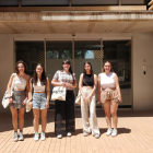 Cinco de las seis alumnas becadas por el IRBLleida, en la puerta del centro científico.