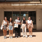 Cinc de les sis alumnes becades per l’IRBLleida, a la porta del centre científic.