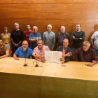 La firma del manifiesto para limitar las centrales solares ayer en La Granadella.