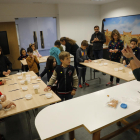 Una quinzena de nens van participar ahir en el taller ‘Fem fòssils?’ al Museu de Lleida.