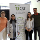 La delegada territorial del Col·legi Oficial de Treballadors Socials de Catalunya (TSCAT) a Lleida, Irene Gardeñes (segona per l'esquerra), amb la Vicedegana del TSCAT, Mercè Civit (esquerra), a la seu del Col·legi a Lleida