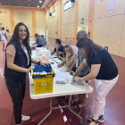 Una trabajadora de Correos entrega los votos por correo a un colegio electoral en Mollerussa.