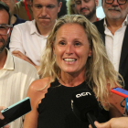 La diputada del PSC, Montse Mínguez, somriu durant l'atenció als mitjans de comunicació
