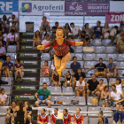 Una gimnasta realiza un salto durante uno de los ejercicios.