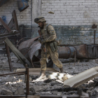 Un soldado camina entre las ruinas de la asediada localidad de Severodonetsk.
