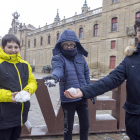 Tres nens jugant ahir a primera hora de la tarda amb la neu que va caure a Cervera.