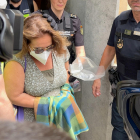 La alcaldesa de Sitges, Aurora Carbonell, en el momento de su detención escoltada por la Policía. 
