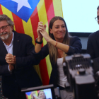 La candidata de Junts, Míriam Nogueras, celebra els resultats electorals al costat del cap de llista al Senat, Antoni Castellà,. i el portaveu del partit, Josep Rius.
