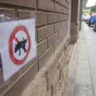 Imagen de archivo de carteles contra la orina de perros en Tàrrega