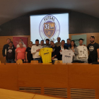 El equipo, con los representantes del club, Sant Joan de Déu y Serman Port, ayer en la presentación.
