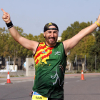 Iván Suárez muestra su felicidad tras concluir la maratón de Lleida en octubre pasado.