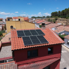 Imatge d’un dels habitatges a Raimat amb plaques solars.
