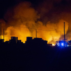 Les flames van arrasar piles de palets i els Bombers van treballar ahir a la nit per evitar que afectés una nau industrial.