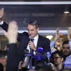 Kyriakos Mitsotakis celebra amb els seus seguidors la victòria.