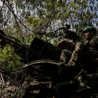 Un militar ucraïnès observa la línia del front des de la seua trinxera.