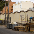 Operarios trabajando ayer al mediodía en la restauración de un tramo del muro.  