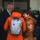 Frederic Amat y Blanca Portillo, ayer en la entrada del tanatorio.