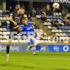 Thiago, en el seu debut amb el Lleida, intenta una rematada de cap.