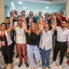 Montse Mínguez, ayer celebrando la victoria junto a otros miembros del PSC en la sede del partido.