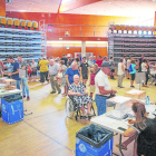 Colas para votar ayer poco antes del mediodía en el centro cívico de Balàfia.