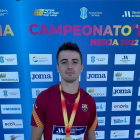 Aleix Porras, con su medalla de oro de campeón de España de los 400 metros vallas.