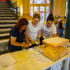 Lleida. El inicio del escrutinio tras el cierre de las urnas en una mesa de la Escola del Treball.