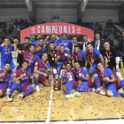 Los jugadores del Barça posan con la copa de campeones de Liga lograda ayer en Palma.