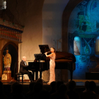 El concierto del pianista Albert Guinovart y la flautista Elisabet Franch en la iglesia de Santa Maria d’Àneu en Escalarre. 