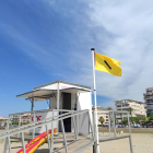 Una bandera adaptada al daltonisme senyalitza l'estat del mar en una platja de Calafell