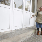 Ana Lídia Pérez, la mujer que recogió al bebé, indica el lugar donde se encontraba el pequeño.